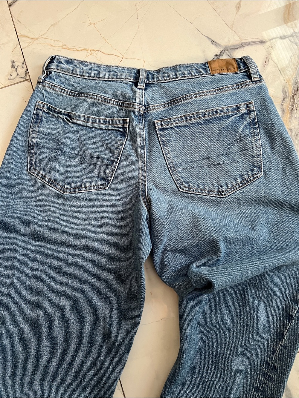 American Eagle Outfitters Barrel Jeans in Medium Blue Denim size 4 - Picture 3 of 9
